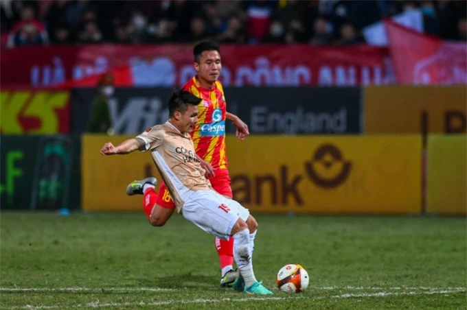 Quang Hải đi bóng khéo léo vượt qua hàng hậu vệ Thanh Hoá 