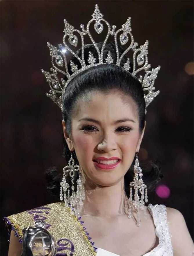  Film Thunyarat không giấu được giọt nước mắt hạnh phúc khi đăng quang Hoa hậu chuyển giới quốc tế 2007 