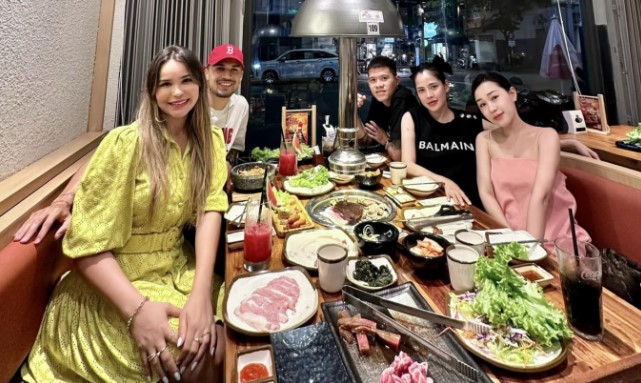 Vợ Hồ Tấn Tài diện đồ gợi cảm, thoải mái đi ăn với vợ chồng đồng nghiệp của chồng dù chàng cầu thủ vắng nhà