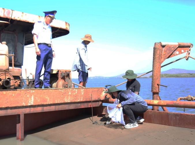 Cảnh sát biển bắt giữ tàu chở cát trái phép