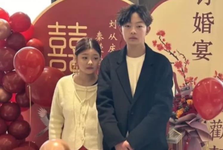 Tranh cãi lễ đính hôn của chú rể 18 tuổi và cô dâu 17 tuổi, biểu cảm trên gương mặt của cặp đôi khiến dân mạng chú ý