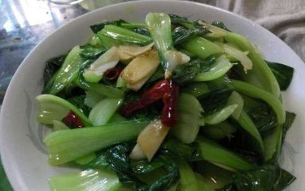 Bất kể bạn đang xào rau gì, đừng cho chúng trực tiếp vào nồi, hãy học mẹo này, rau xanh sẽ không bị chuyển sang màu đen