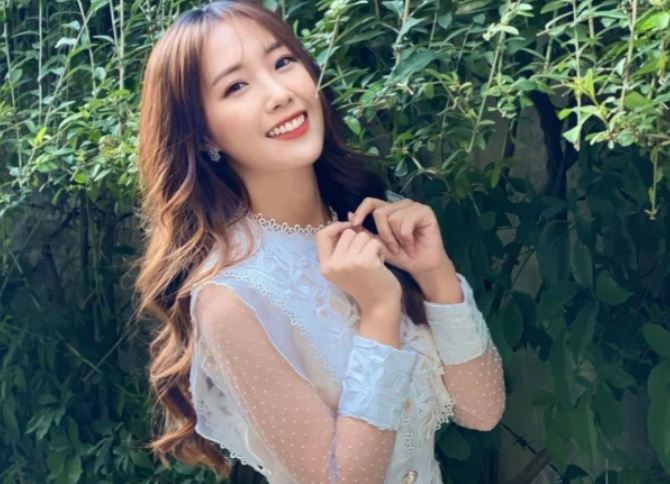 Chân dung MC song ngữ vừa đa tài vừa xinh đẹp