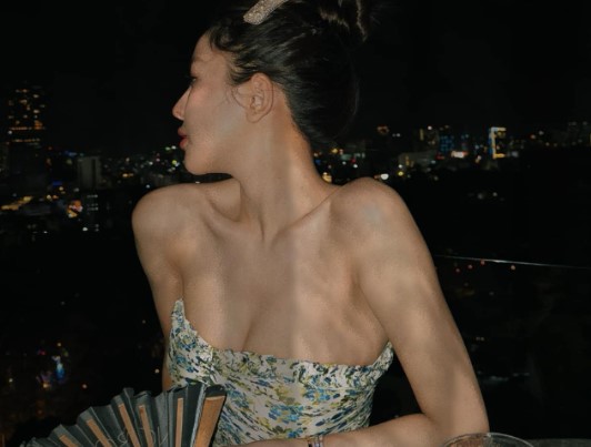 Hot girl Trâm Anh lại 'đốt mắt' người xem với trang phục gợi cảm cùng bờ vai thon quyến rũ