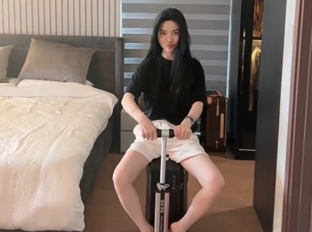 Lộ không gian phòng ngủ của Quang Hải và Chu Thanh Huyền qua khoảnh khắc chàng cầu thủ chải tóc cho vợ