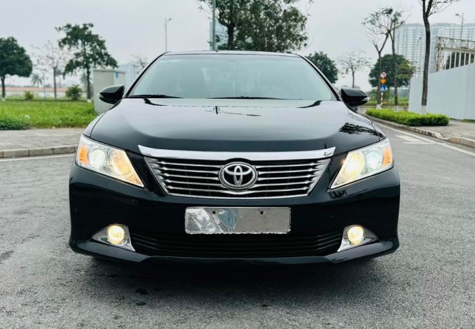 Toyota Camry 10 năm tuổi trượt giá ngang một chiếc Mazda CX-5