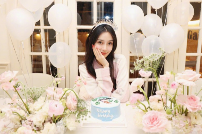 Angelababy lần đầu tự công khai ảnh rõ nét của quý tử, động thái tổ chức sinh nhật giữa nghi vấn bị ghẻ lạnh gây chú ý