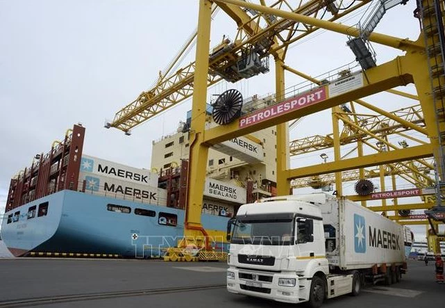 Vận chuyển hàng hóa tại cảng ở Saint Petersburg, Nga. Ảnh: AFP/ TTXVN.