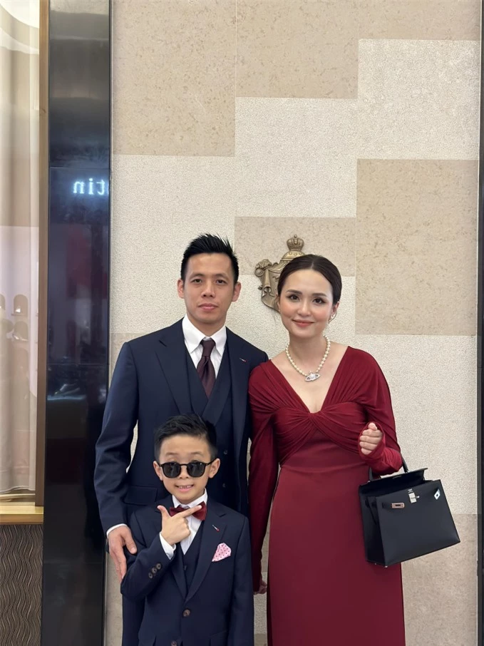 Văn Quyết cùng bà xã Huyền Mi và con trai đến dự lễ trao giải quả bóng vàng