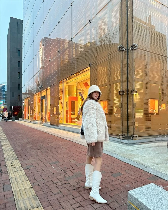 Cô nàng diện đồ cực sang chảnh khoe vóc dáng ở đường phố Hàn Quốc 