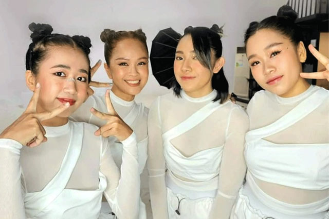 Netizen nhìn mãi vẫn không thể tìm ra ai là bà mẹ 55 tuổi trong bức hình