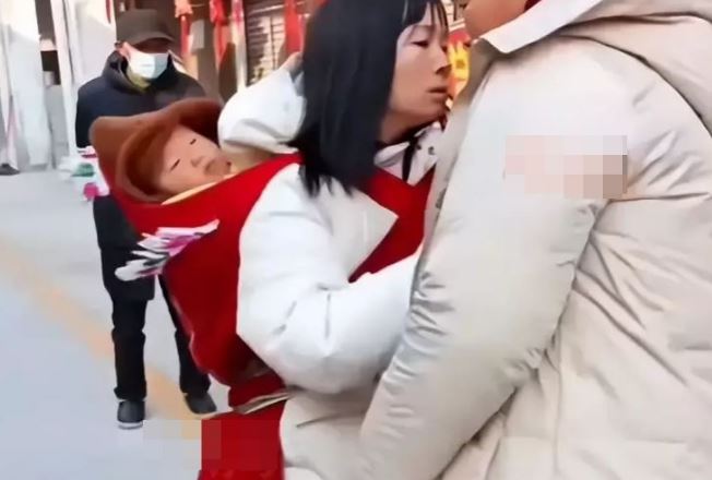 Mua áo ấm tặng mẹ chồng, lời nói của bà khiến nàng dâu tức giận, đòi lại áo ngay trên đường