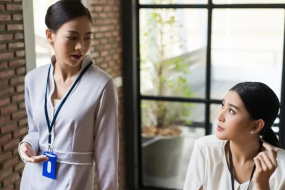 Bị đồng nghiệp chơi xấu ngay phút chót, tôi vẫn phải tươi cười tuy trong lòng cay cú muốn trả đũa