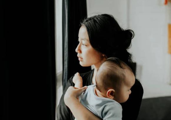 Mừng cưới em chồng 1 triệu đồng, tôi bị chồng vứt đồ đuổi đi