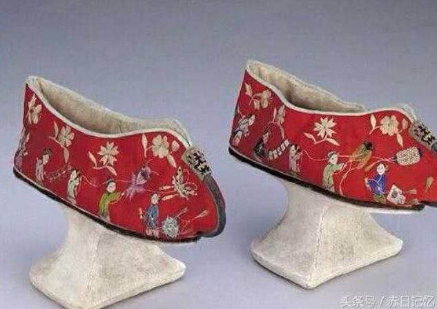 Giải mã đôi giày đế gỗ cao lênh khênh kì dị trong phim cung đấu: Phi tần thời nhà Thanh đi lại thế nào để không bị ngã?