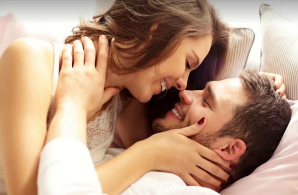 Trong cuộc yêu, nếu đàn ông sẵn sàng vì bạn mà 'bán đứng bản thân' như thế này chứng tỏ chàng đã si mê tới 'quên lối về'