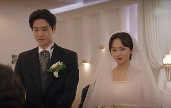 Sau hành động đáp trả cứng rắn của tôi, cả hội hôn sửng sốt, còn cô bạn thân của chồng thì cũng khóc thét, vội vã rời đi