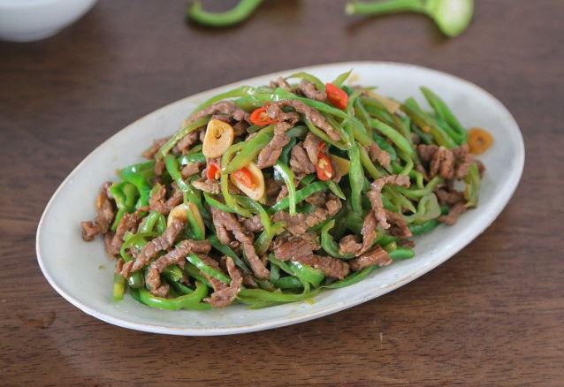 Thăn bò hay bị chê khô nhưng xào kiểu này mềm ngon, đậm đà