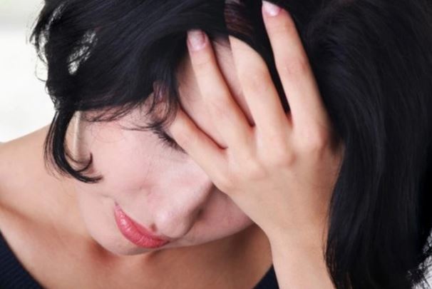 Tôi ra mở cửa mà lo lắng trong lòng vì chồng đã đi công tác, nhưng khi thấy cô bạn thân của chồng trong bộ dạng rũ rượi đứng trước cổng thì tôi càng bối rối hơn