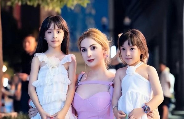 Được người mẫu ngoại quốc theo đuổi, trai nghèo cưới vợ không cần tiền, sinh 2 con gái xinh như thiên thần