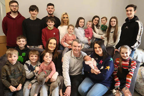 Cặp vợ chồng sống cùng nhau 30 năm có 22 người con, người vợ mang thai lần đầu khi chỉ 14 tuổi