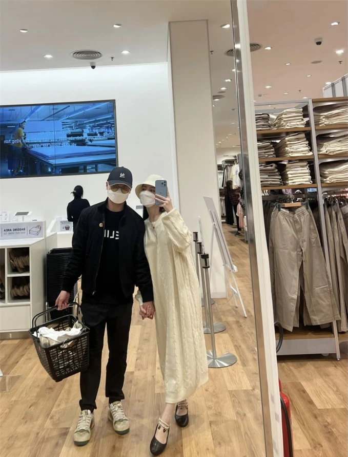 Quang Hải đưa vợ đi mua sắm