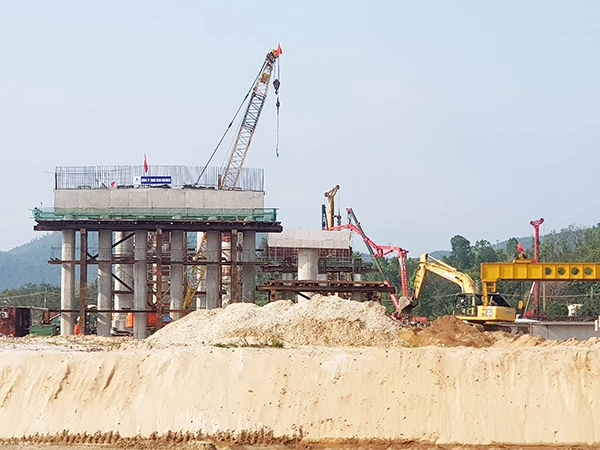 Đường ven biển nối cảng Liên Chiểu là một trong các dự án đầu tư công trên địa bàn Đà Nẵng đang triển khai thi công bảo đảm tiến độ.