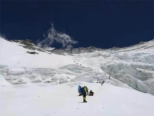 Tại sao việc leo lên đỉnh Everest phải bắt đầu lúc nửa đêm?- Ảnh 3.