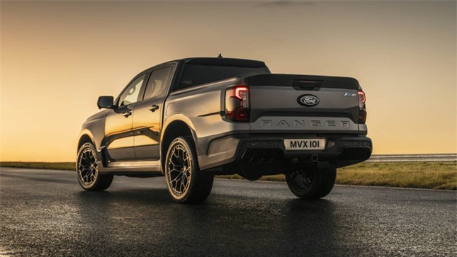 Xế độ Ford Ranger mang phong cách xe đua ảnh 3