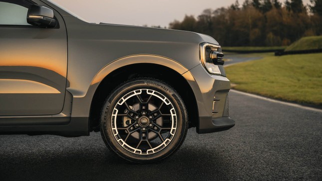 Xe bán tải Ford Ranger độ phong cách xe đua