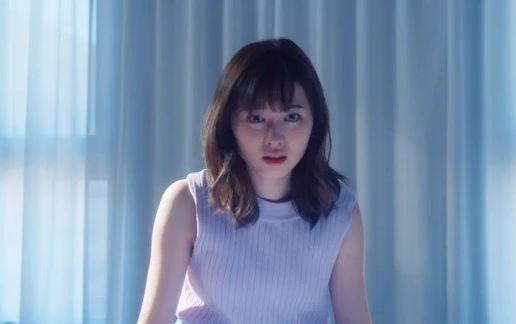 Bạn thân bỗng dưng có hành động lạ với chiếc áo của chồng khiến tôi ngơ ngác