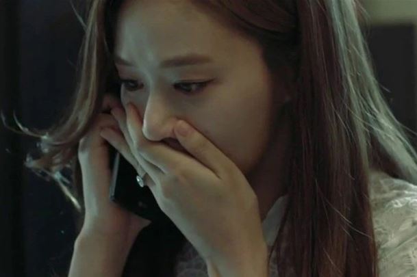 Đến nhà bạn thân ngủ lại, nửa đêm tôi giật mình khi thấy cô ấy đứng lặng lẽ trước tấm gương vỡ rồi quay lại hỏi một câu khiến tôi sững sờ