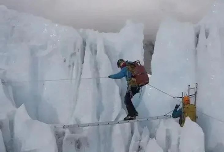 Tại sao việc leo lên đỉnh Everest phải bắt đầu lúc nửa đêm?