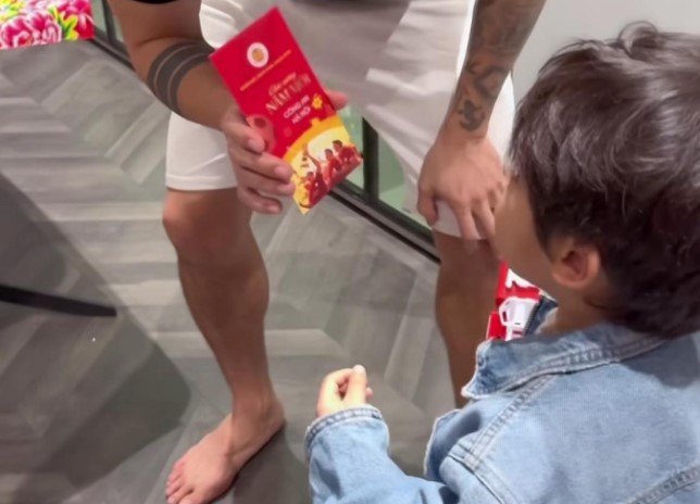 Được loạt cầu thủ nổi tiếng lì xì, con trai có 1 hành động khiến Hòa Minzy phải lật đật giải thích: "Con không chê chú Toàn"