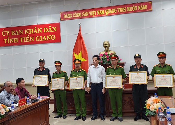 Khen thưởng tập thể, cá nhân có thành tích xuất sắc trong vụ giải cứu 2 cháu bé tại trường mầm non