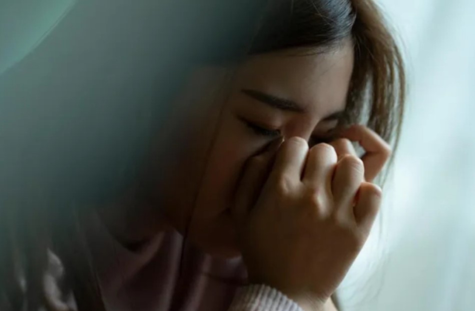 Bị bố chồng mắng, chị dâu chỉ biết ôm mặt khóc rồi lặng lẽ gói ghém đồ đạc bỏ đi