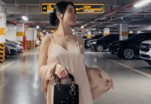 Chu Thanh Huyền diện váy sexy, xách túi trăm triệu thả dáng trong hầm xe, gây chú ý với 2 giây hớ hênh khoe vòng một lấp ló