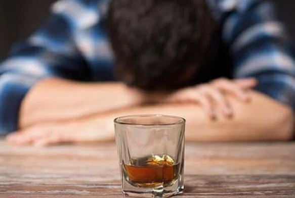 Vì sao có người uống rượu bia mãi không say, người nửa chén đã say?