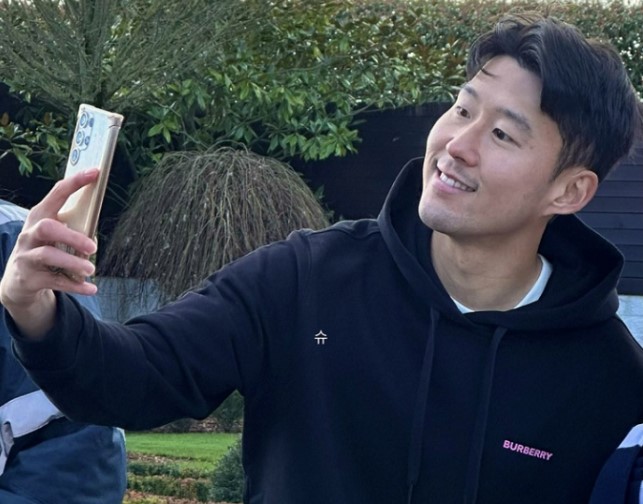 Xúc động khoảnh khắc Son Heung-min lạnh cóng vẫn cố gượng cười để chụp hình cùng fan, chiều người hâm mộ hết nấc