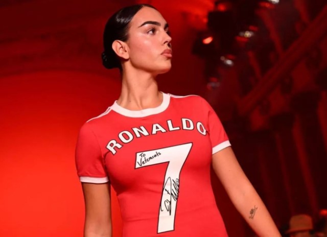 Bạn gái gây sốt khi mặc áo đấu của Ronaldo lên sàn diễn thời trang, được các nhóc tì đi theo ủng hộ hết mình
