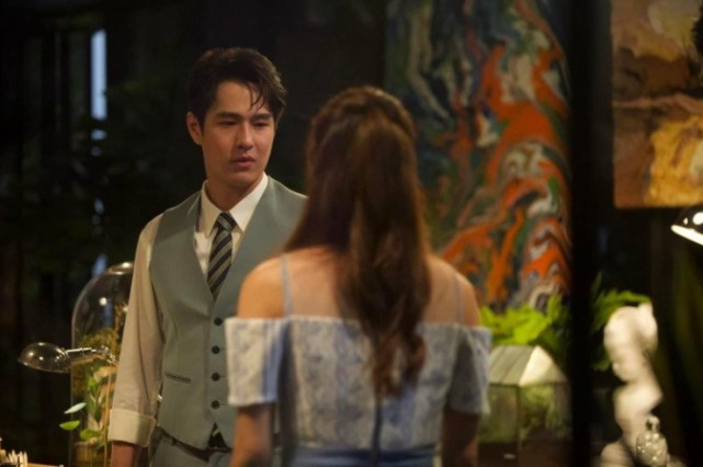 Thấy tôi trò chuyện với đồng nghiệp nam, mẹ giả vờ đau tim để dằn mặt và đuổi người ta đi