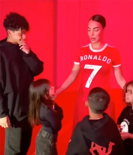 Bạn gái gây sốt khi mặc áo đấu của Ronaldo lên sàn diễn thời trang, được các nhóc tì đi theo ủng hộ hết mình