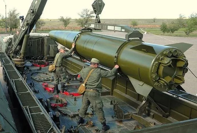 Tổ hợp tên lửa đạn đạo chiến thuật Iskander-M với đạn tấn công thế hệ mới có thể mang theo đầu đạn trọng lượng 800 kg và tấn công mục tiêu cách xa tới 1.000 km.