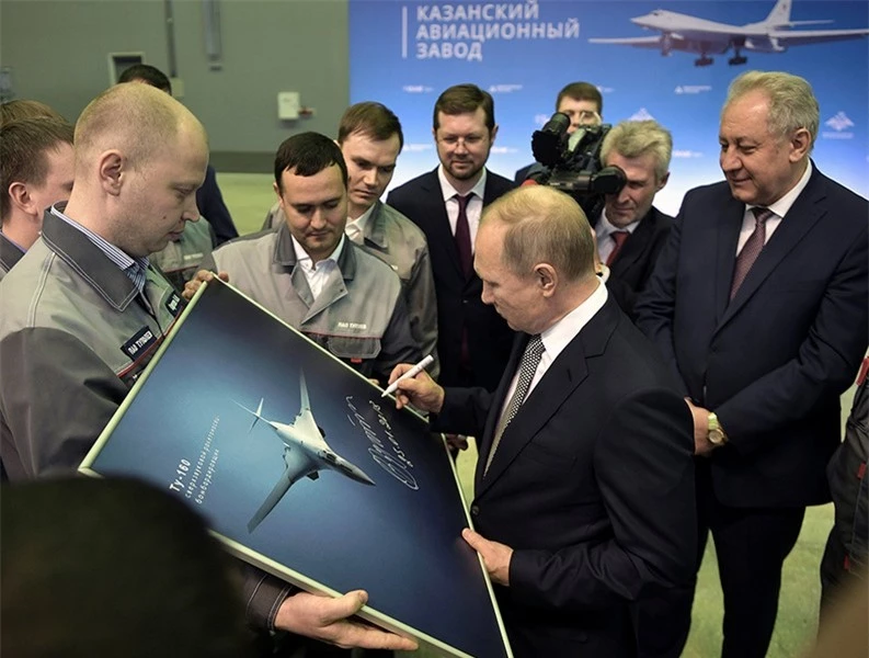 Tổng thống Nga Vladimir Putin mới đây đã đến thăm Nhà máy hàng không Kazan (KAPO) - cơ sở sản xuất máy bay ném bom chiến lược siêu âm Tu-22M3 và Tu-160M, cũng như máy bay chở khách Tu-214 và các phiên bản chuyên dụng cùng khung thân.