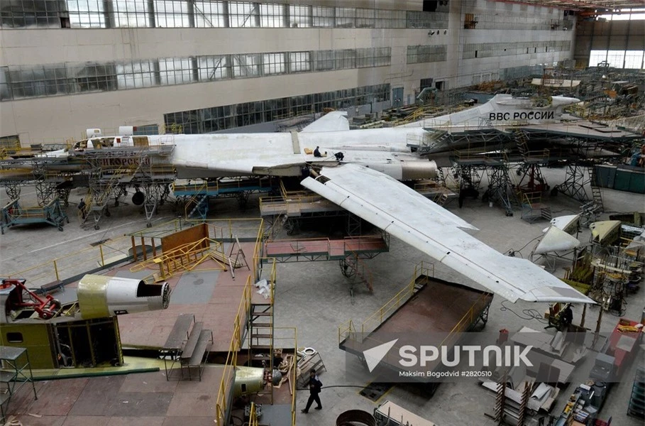 Tuy nhiên ngay sau đó, các nguồn tin chuyên môn của Nga làm rõ: 2 chiếc Tu-160M ​​​​là những máy bay cũ vừa hoàn thành hiện đại hóa, 2 chiếc còn lại - do Liên Xô sản xuất.