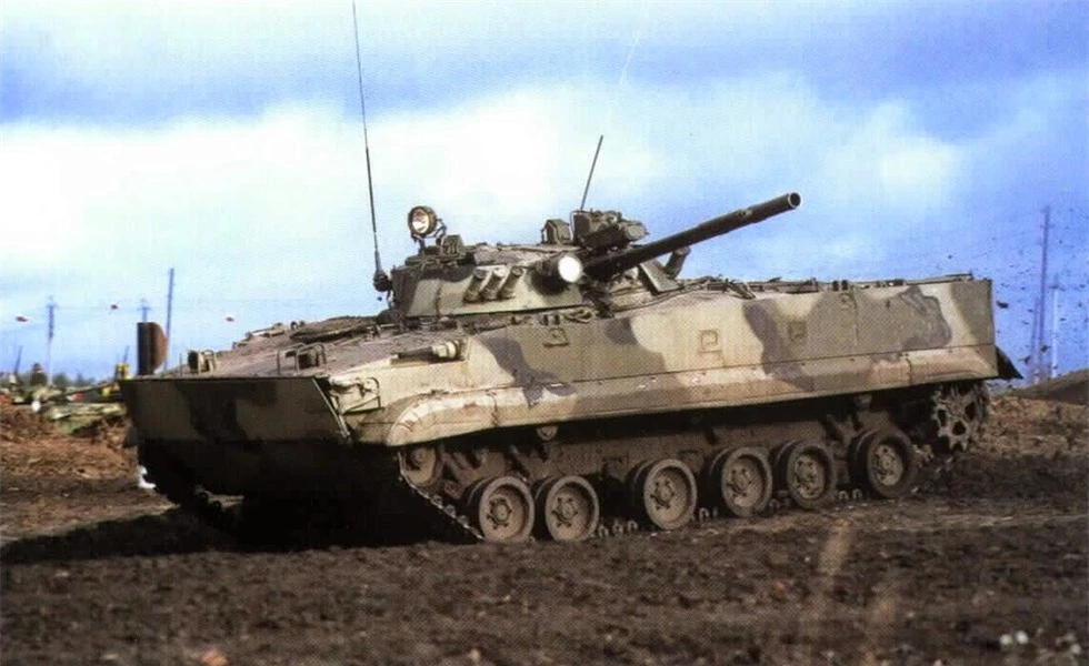 Ưu thế của Bradley trước BMP-3 nằm ở hệ thống quan sát tốt hơn, ngoài ra lớp giáp của nó cũng có độ vững chắc cao, tuy nhiên vẫn không đủ để chống lại đạn pháo 30 mm xuyên thép bắn đi từ khẩu 2A72.