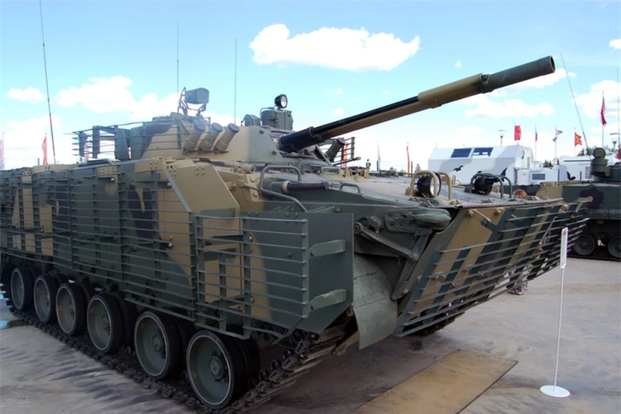 Vị sĩ quan chỉ huy nói trên lưu ý rằng BMP-3 của Nga có lợi thế hơn Bradley do phần thân và tháp pháo khá thấp. Chiều cao của xe chiến đấu bộ binh Nga chỉ là 2,3 mét, trong khi xe con số này ở IFV Mỹ là 3,1 mét.