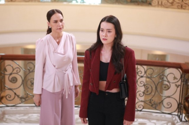 Khuyên em gái lấy chồng, em rút ra 4 cuốn sổ đỏ cùng sổ tiết kiệm thay lời đáp trả