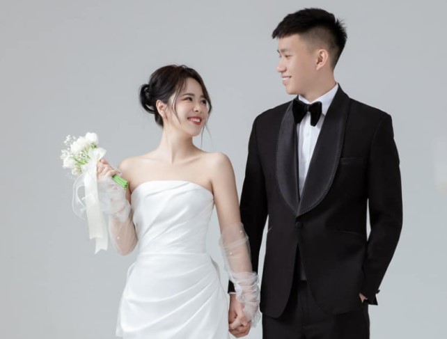 Đồng đội của Công Phượng, Văn Toàn lấy vợ, khoe bộ ảnh cưới đơn giản mà ai cũng phải khen "đẹp quá nhỉ"