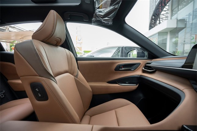 Toyota Crown Sport SUV giá hơn 2,5 tỷ đồng tại Thái Lan ảnh 8